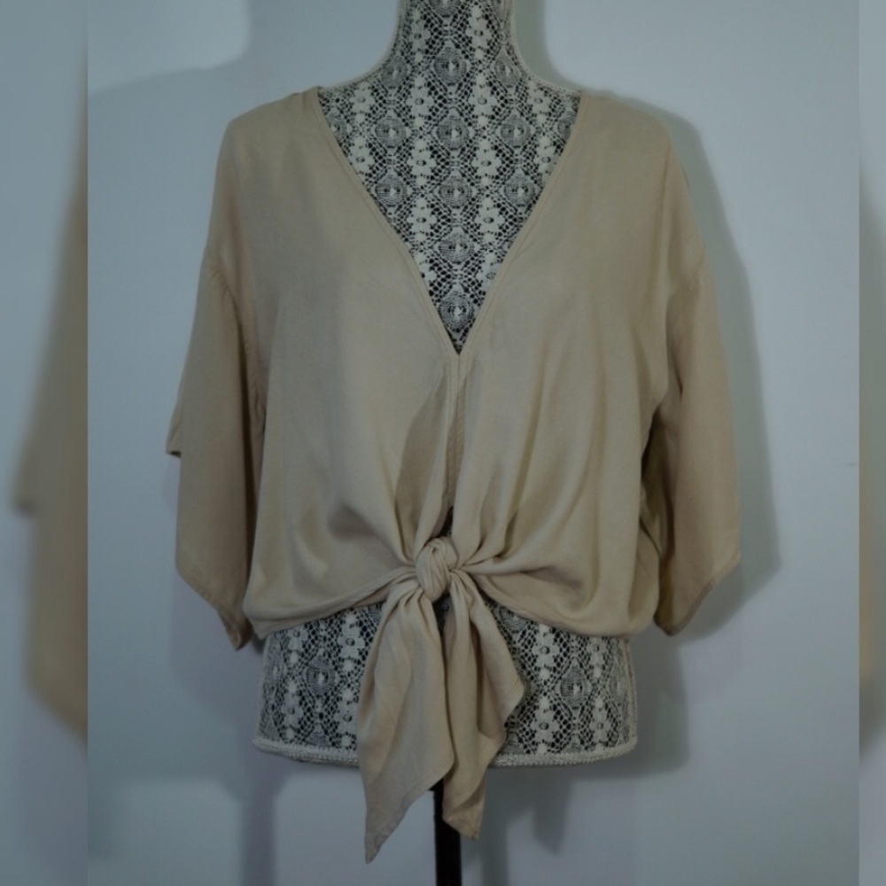 Love stitch size S tied knot crop top